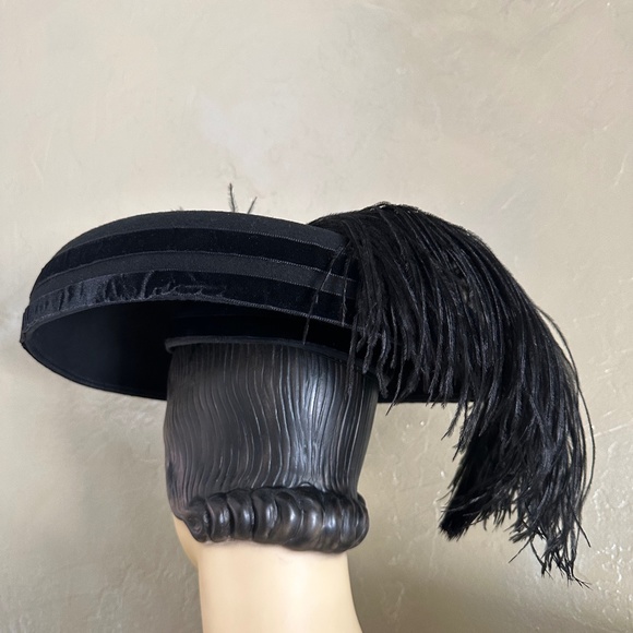 SHOWSTOPPER 1980s\' DESIGNER BLACK FELT CARTWHEEL HAT + LARGE OSTRICH FEATHER main image 11